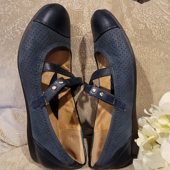 Naturalizer Shoes - Women's Two tone Navy blue Naturalizer flats size 10
